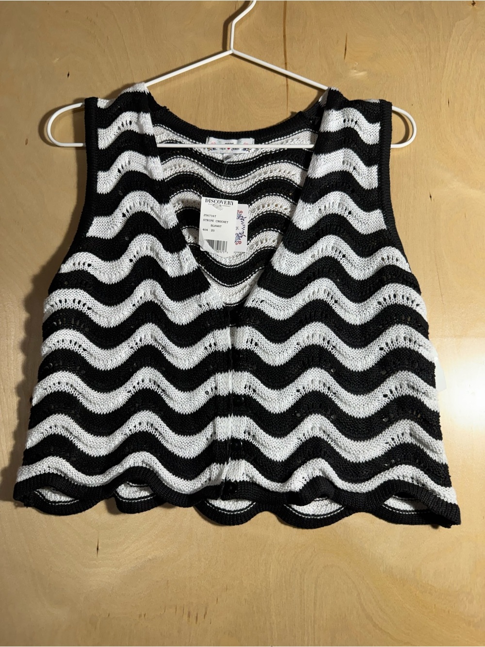 Poof! Black & White Wavy Knit Crochet Crop Tank Size Large